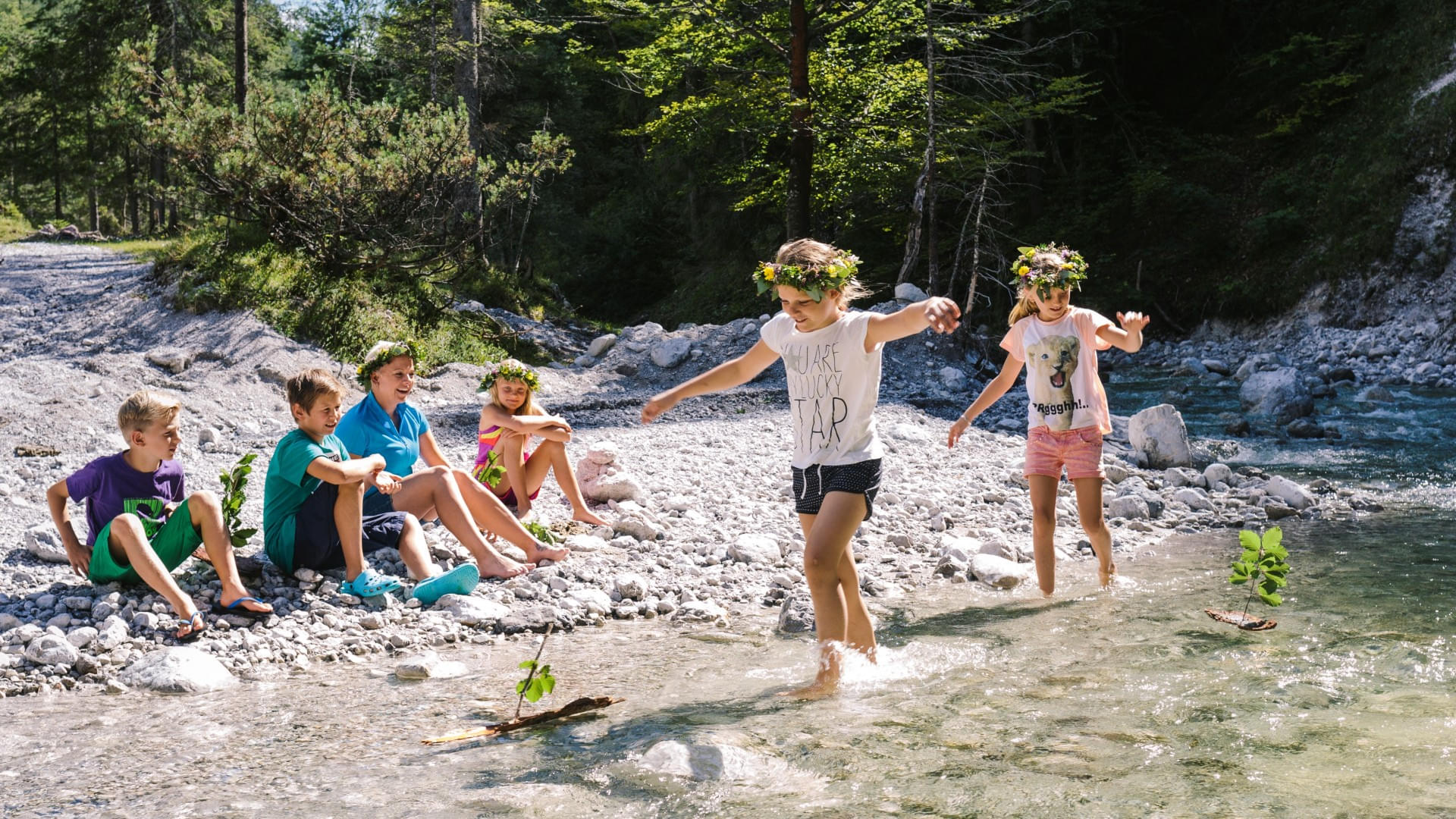 kinder-spielen-am-bach-im-pillerseetalCtirolwerbung-robertpupeter